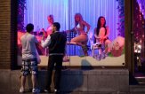Улица Красных фонарей в Амстердаме не оставляет равнодушных