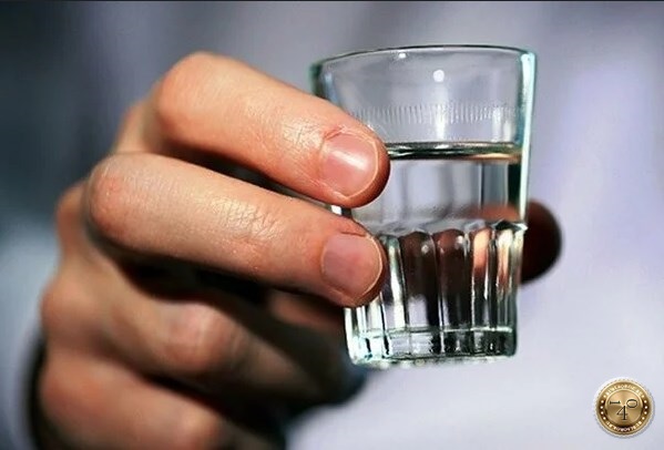 водка в стакане