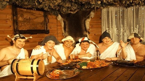 Пьяницы за столом в бане