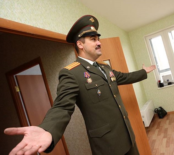 Офицер с распростертыми объятьями