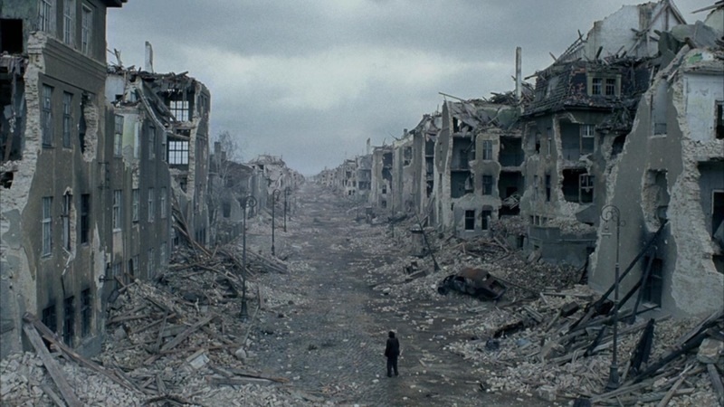 Один среди руин города
