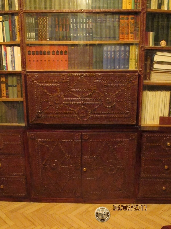 Шкаф книжный