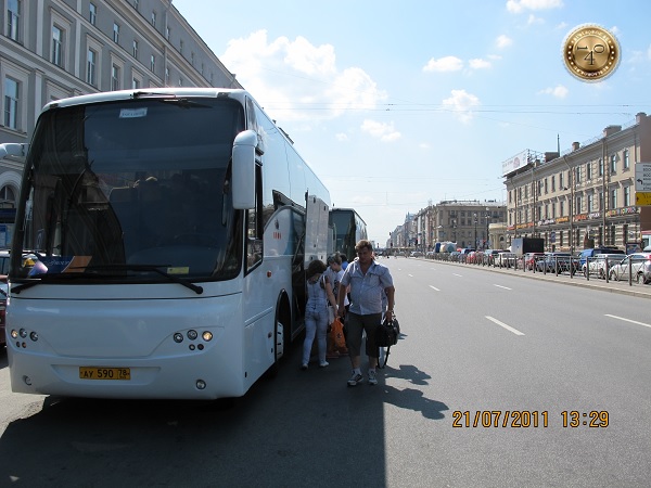 Посадка в автобус у гостиницы Октябрьская