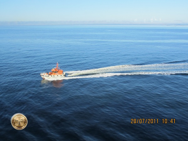 Катер на море
