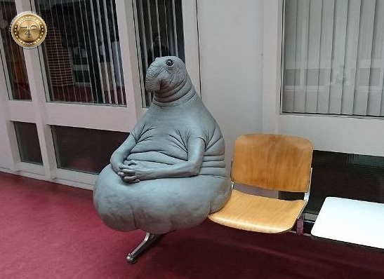 долго сидит