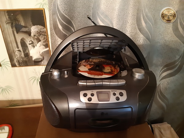 проигрыватель с CD-дисками