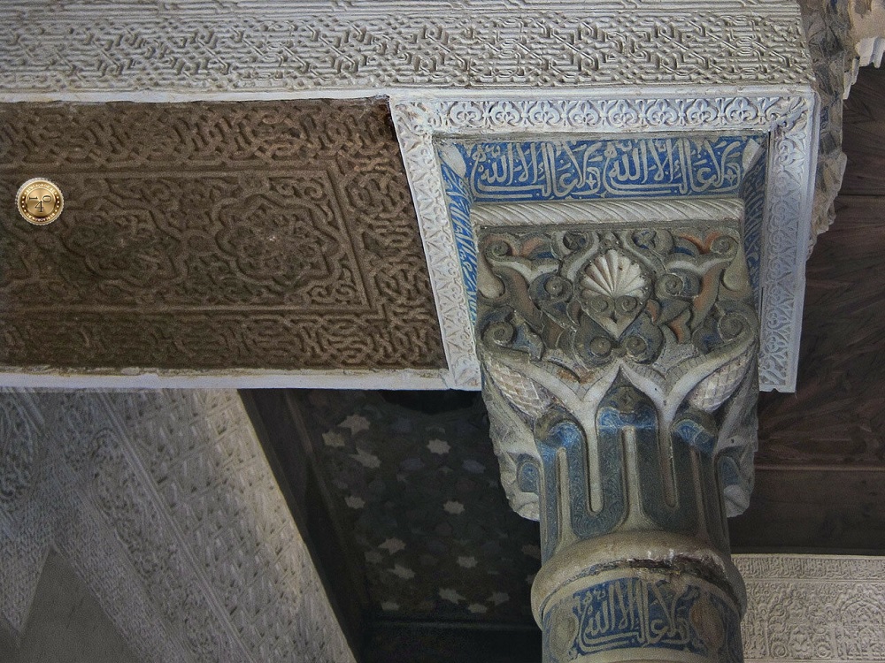 Голубая капитель одной из 4-х колонн в Мешуаре в Альгамбре, Гранада