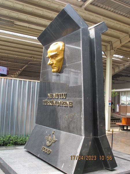 Памятник Ататюрку